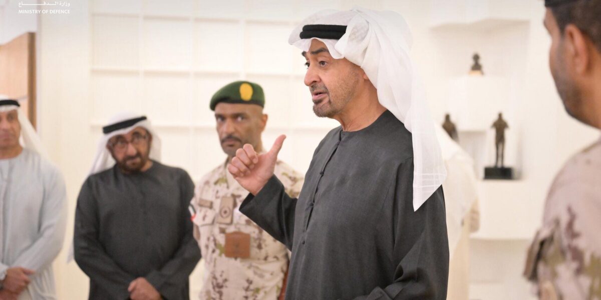 رئيس الإمارات يتفقد وزارة الدفاع ()