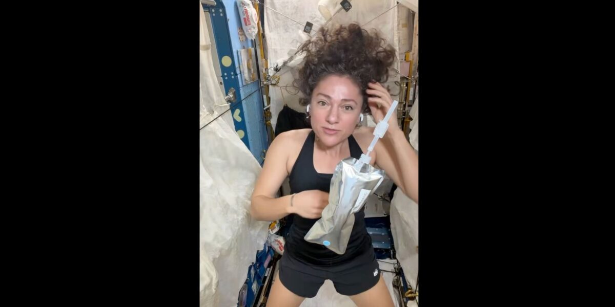 رائدة الفضاء في ناسا جيسيكا مير تشارك أطراف شعر مجعدة خالية من الجاذبية من محطة الفضاء الدولية (فيديو)