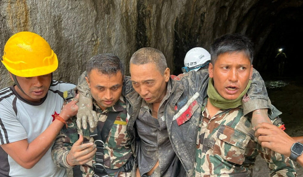 رجال الإنقاذ في نيبال ينتشلون شخصين على قيد الحياة من تحت الأنقاض بعد 10 أيام من الفيضانات المدمرة