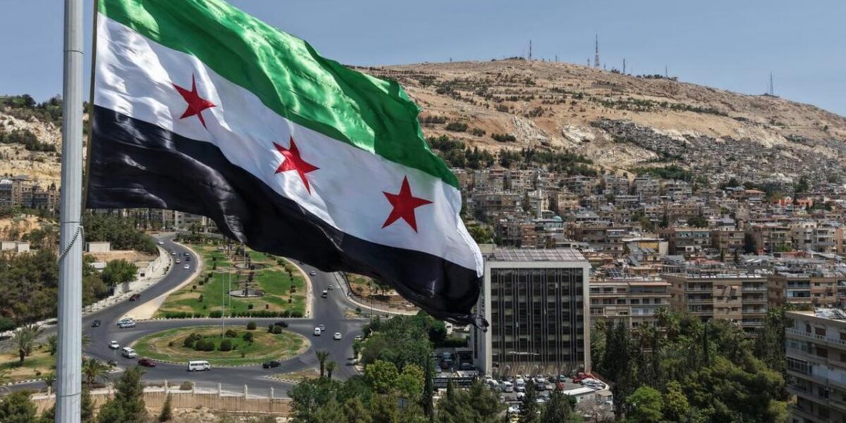 سوريا.. اعتقال أحد ضباط نظام الأسد ونقله إلى دمشق للتحقيق (صورة)
