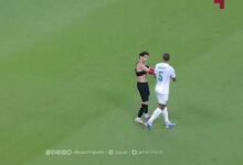 شاهد.. لاعب يتعرض للشد فيخلع قميصه ويمنحه لمنافسه في لقطة غريبة