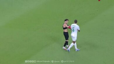 شاهد.. لاعب يتعرض للشد فيخلع قميصه ويمنحه لمنافسه في لقطة غريبة