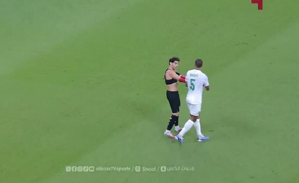 شاهد.. لاعب يتعرض للشد فيخلع قميصه ويمنحه لمنافسه في لقطة غريبة