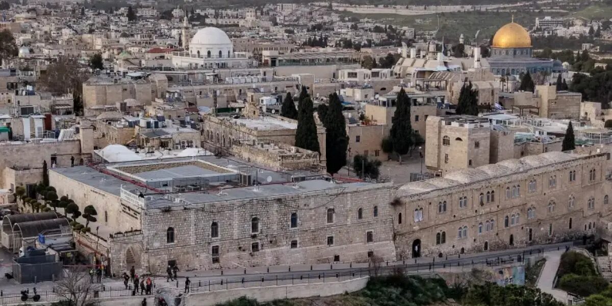 صحفي “إسرائيلي” يميني يحرض على قصف المسجد الأقصى بعد سقوط صاروخ إيراني بالقدس