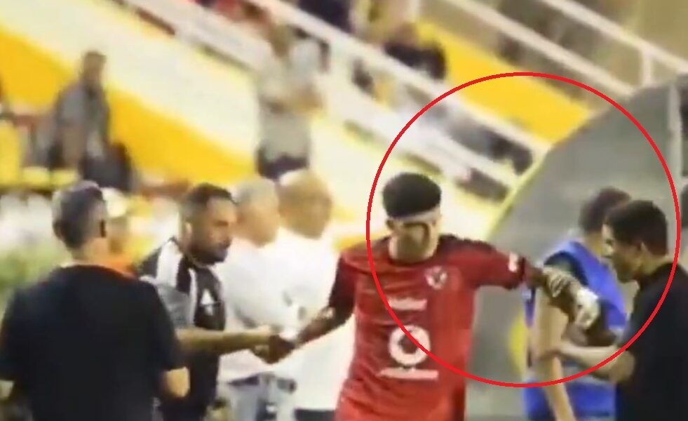 صدمة قوية.. المغربي عموتة يعتدي على لاعب الأهلي المصري (فيديو)
