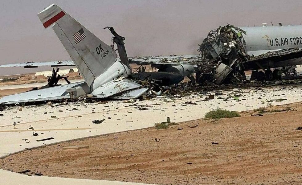 صور متدوالة قيل إنها لطائرة إنذار مبكر أمريكية دمّرت بضربة إيرانية في قاعدة الأمير سلطان (صور)