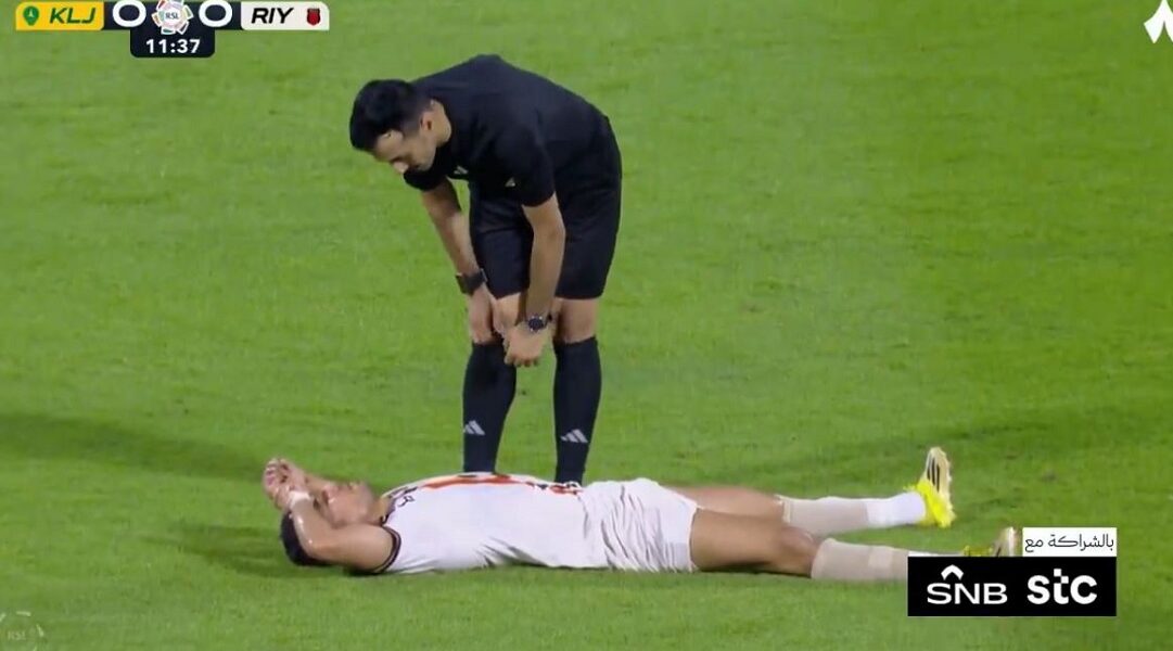 ضربة لمنتخب مصر ونادي الرياض.. تريزيغيه يغادر مباراة الخليج باكيا (فيديو)
