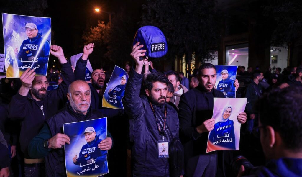غارة جوية إسرائيلية تقتل ثلاثة صحفيين يغطون الحرب في جنوب لبنان