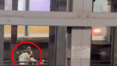 في فيديو يحبس الأنفاس.. نهاية مأساوية لشاب وشابة أمام قطار مسرع (فيديو)