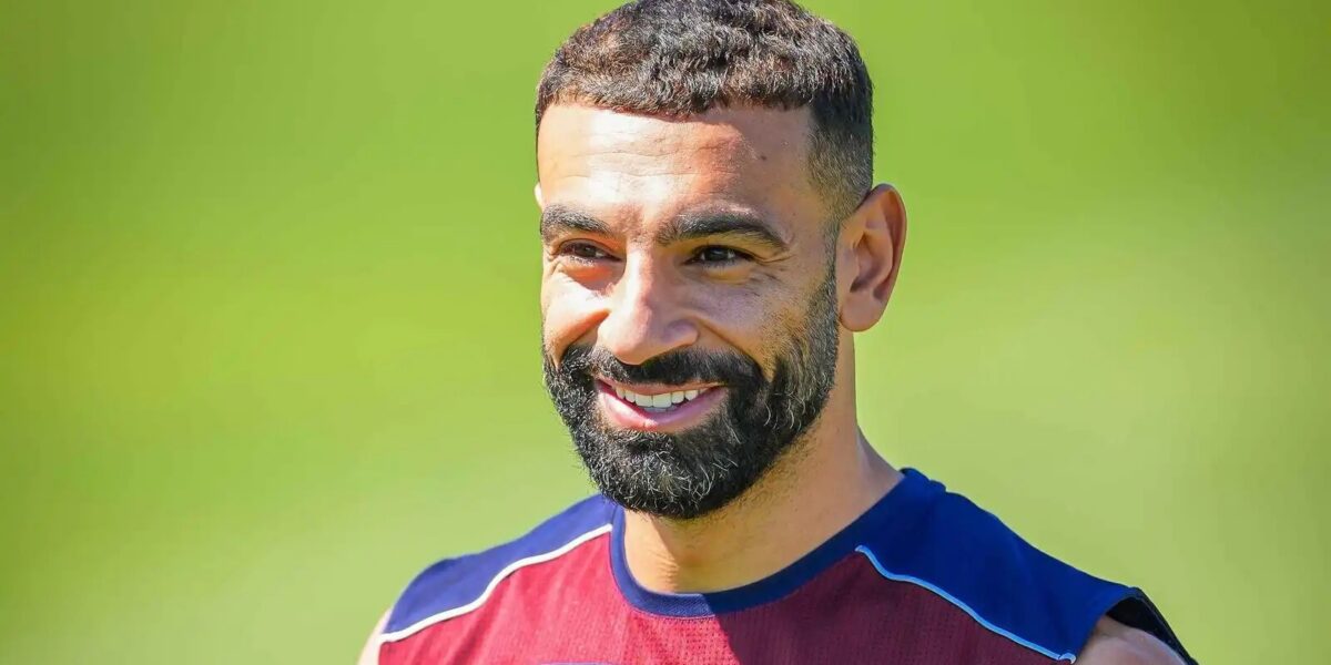 قبل لقاء كونيا سبور.. مشجع يفاجئ محمد صلاح (فيديو)