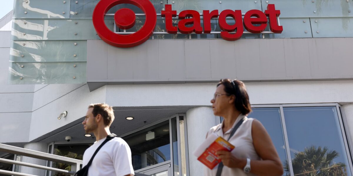 كيف تستخدم Walmart وHome Depot وTarget المبالغ المستردة من تعريفة ترامب