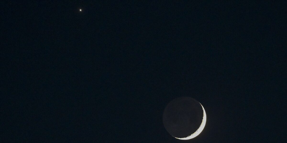 لا تفوتوا تألق كوكب الزهرة بجانب الهلال عند غروب الشمس الليلة