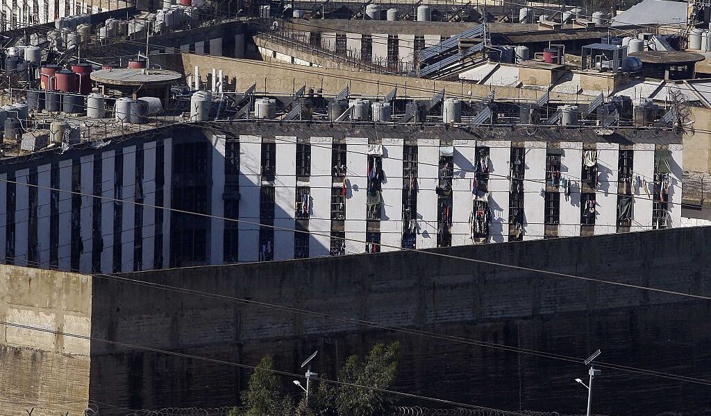 لبنان يسلّم دمشق 136 سجينا لاستكمال محكوميتهم في سوريا