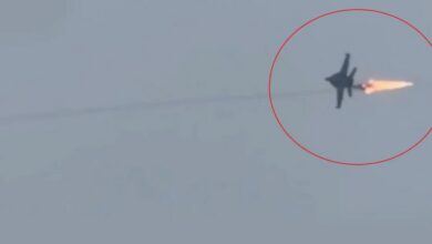 لحظات عصيبة: مقاتلة أمريكية من طراز F/A-18 سوبر هورنت “تنجو من الموت” في الأجواء الإيرانية