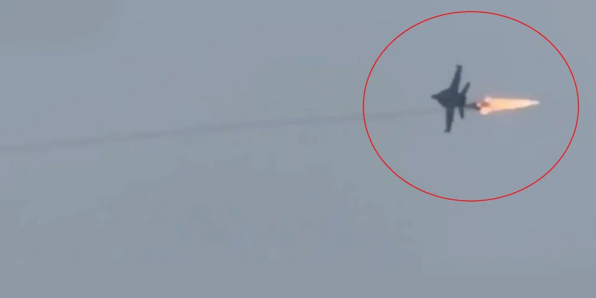 لحظات عصيبة: مقاتلة أمريكية من طراز F/A-18 سوبر هورنت “تنجو من الموت” في الأجواء الإيرانية