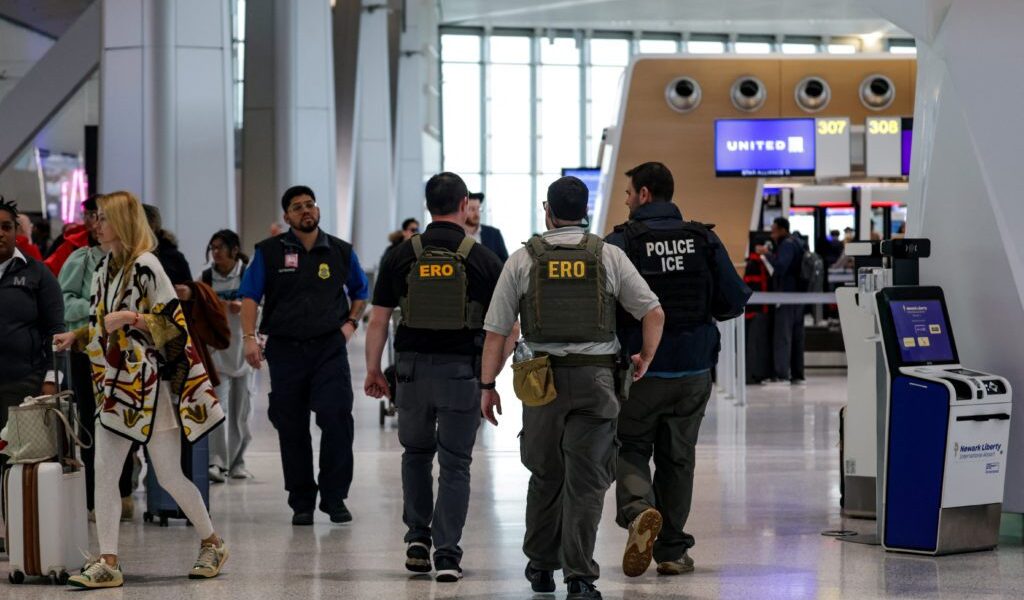 لماذا يحصل عملاء ICE على رواتبهم أثناء الإغلاق الحكومي الجزئي، ولكن ليس TSA؟