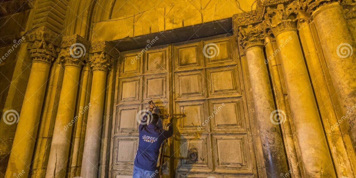 ليلة في كنيسة القيامة بالقدس: طقوس وإغلاق الأبواب وفق تقرير أسوشيتد برس