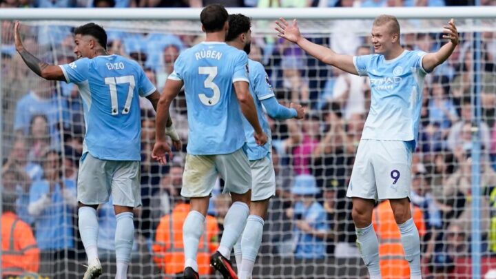 مانشستر سيتي يحقق فوزا مثيرا على سندرلاند وينفرد بصدارة الدوري الإنجليزي