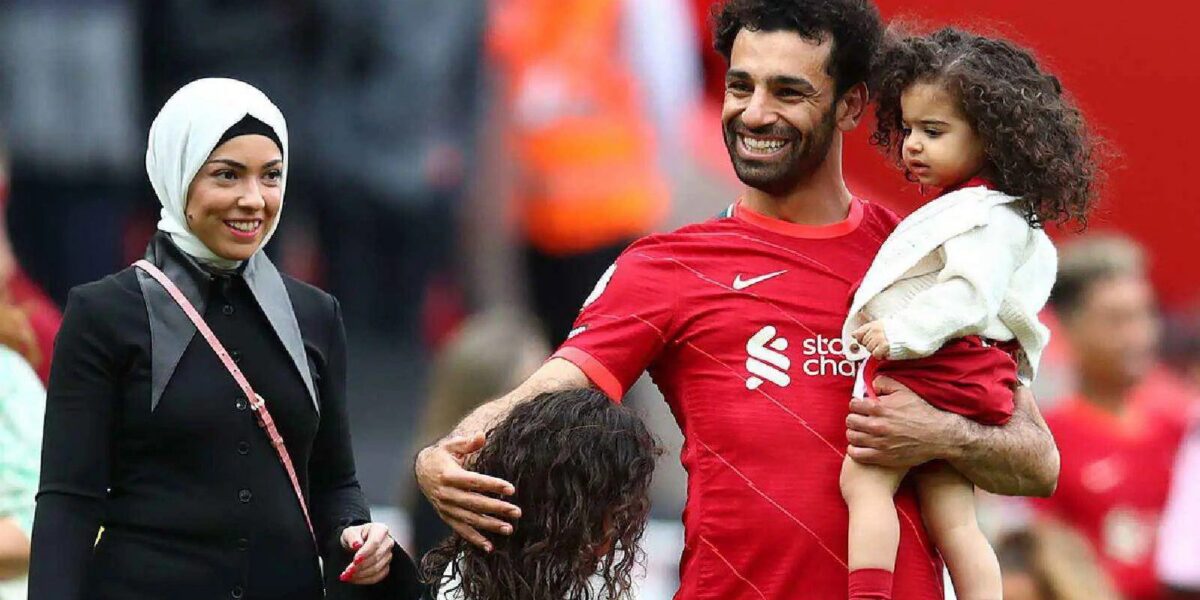 محمد صلاح يخطف الأضواء ويثير التكهنات ب مع ابنته
