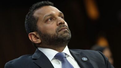 مدير “إف بي آي” يعترف بشراء بيانات مواقع الأمريكيين دون أمر قضائي