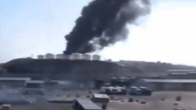مسيرات تصيب خزانات الوقود في ميناء صلالة بسلطنة عمان ()