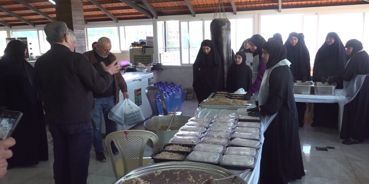 مطبخ النازحين في حارة صيدا: حين تمتزج رائحة الطعام بروح التضامن