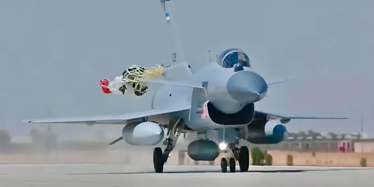 مقاتلات J-10CE الصينية تدخل الخدمة رسميًا لدى مشغّل أجنبي جديد