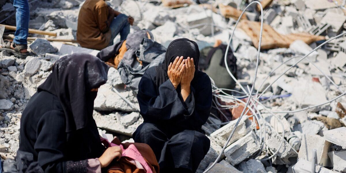 مقتل أب وطفلته في غارة بغزة وفق مسؤولين صحيين والهدنة معرضة للاختبار