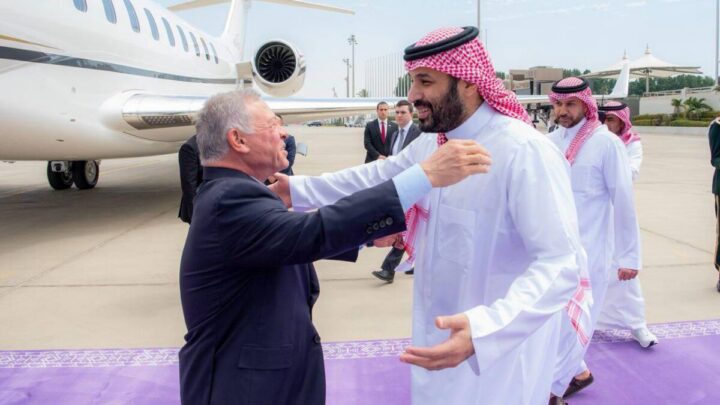 ملك الأردن يصل إلى جدة وولي العهد السعودي في مقدمة مستقبليه