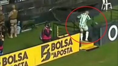 نداء الطبيعة يصنع التاريخ.. لاعب يغادر الملعب للمرحاض ويعود ليحرز هدف الأمان! (فيديو)