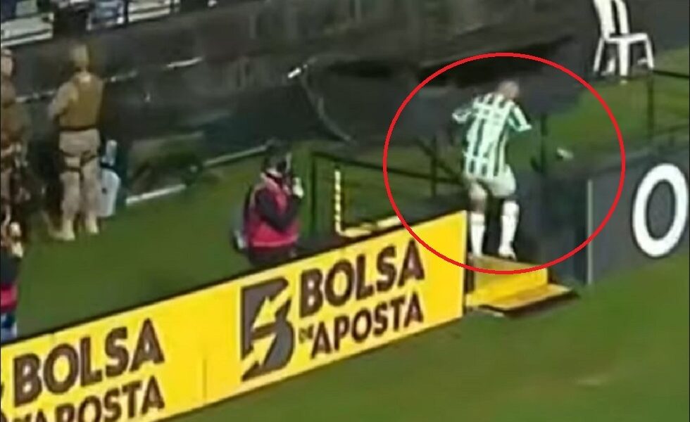 نداء الطبيعة يصنع التاريخ.. لاعب يغادر الملعب للمرحاض ويعود ليحرز هدف الأمان! (فيديو)