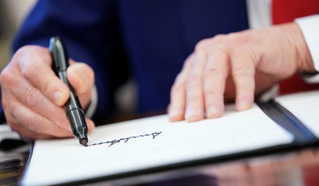 وتخطط وزارة الخزانة لوضع توقيع ترامب على جميع العملات الورقية الأمريكية الجديدة في انتهاك للتقاليد