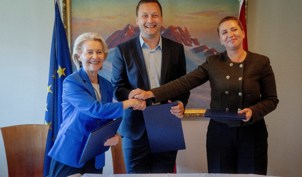 ويسعى الاتحاد الأوروبي إلى طمأنة جرينلاند التي هزها ترامب من خلال وعد بشراكة واستثمارات جديدة