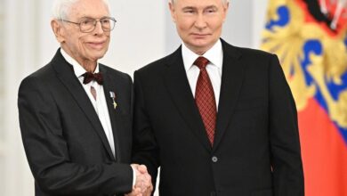 يبلغ عمر الملحن ألكسندر زاتسيبين 100 عام