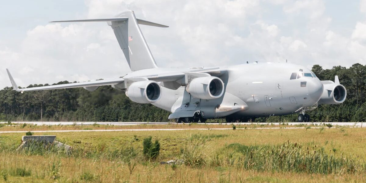يشهد معسكر ديفيس الجنوبي أول طائرة من طراز C-17 منذ أكثر من 20 عامًا