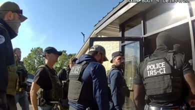 يقدم فيديو كاميرا الجسم نظرة نادرة داخل مداهمة الهجرة في أحد مصانع نيويورك