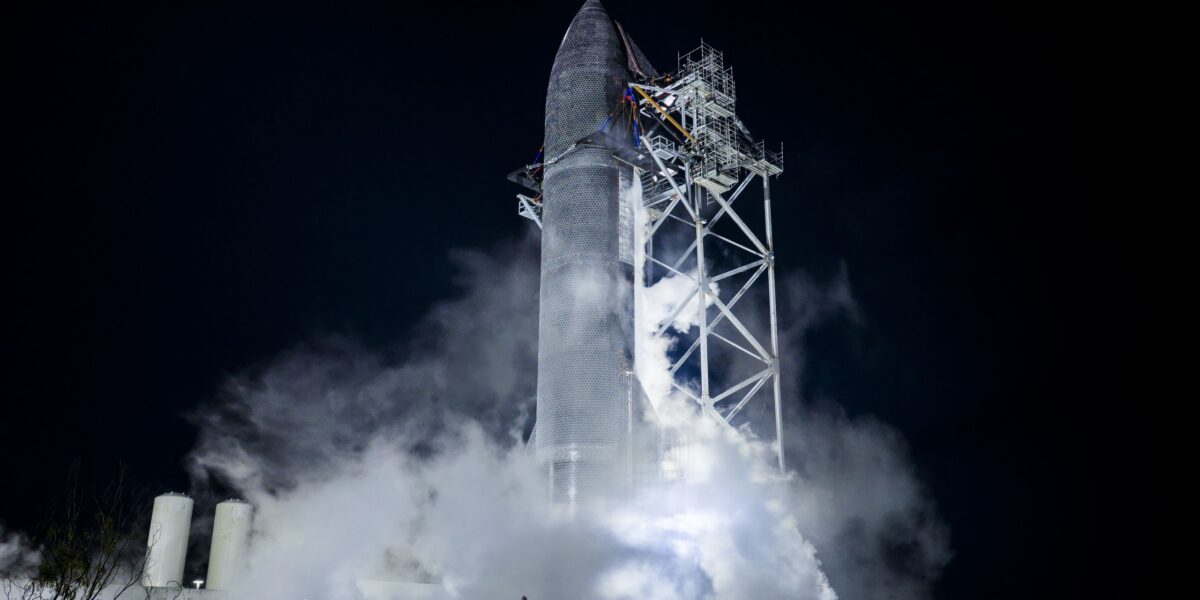 يقول إيلون ماسك إن SpaceX على بعد حوالي 4 أسابيع من إطلاق أقوى مركبة فضائية حتى الآن