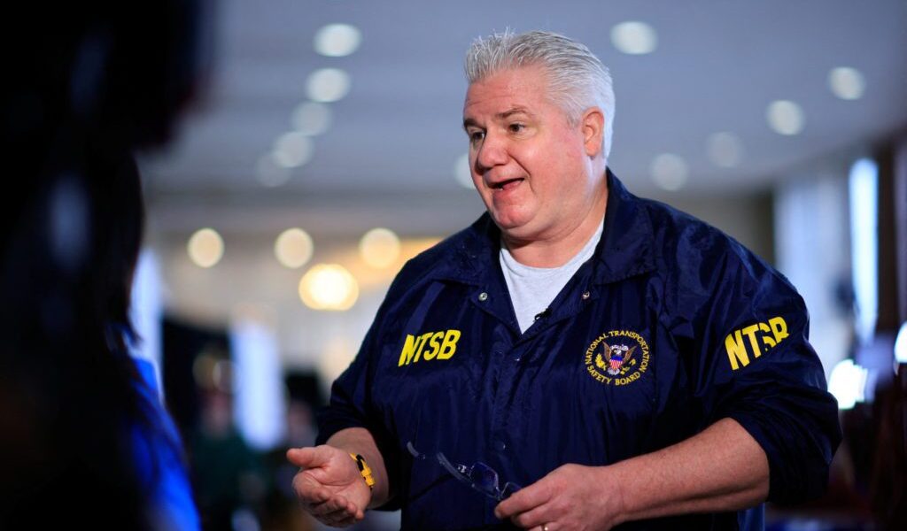 يقول البيت الأبيض إن عضو NTSB تود إنمان تم طرده بسبب سوء السلوك المزعوم وهو ما ينفيه
