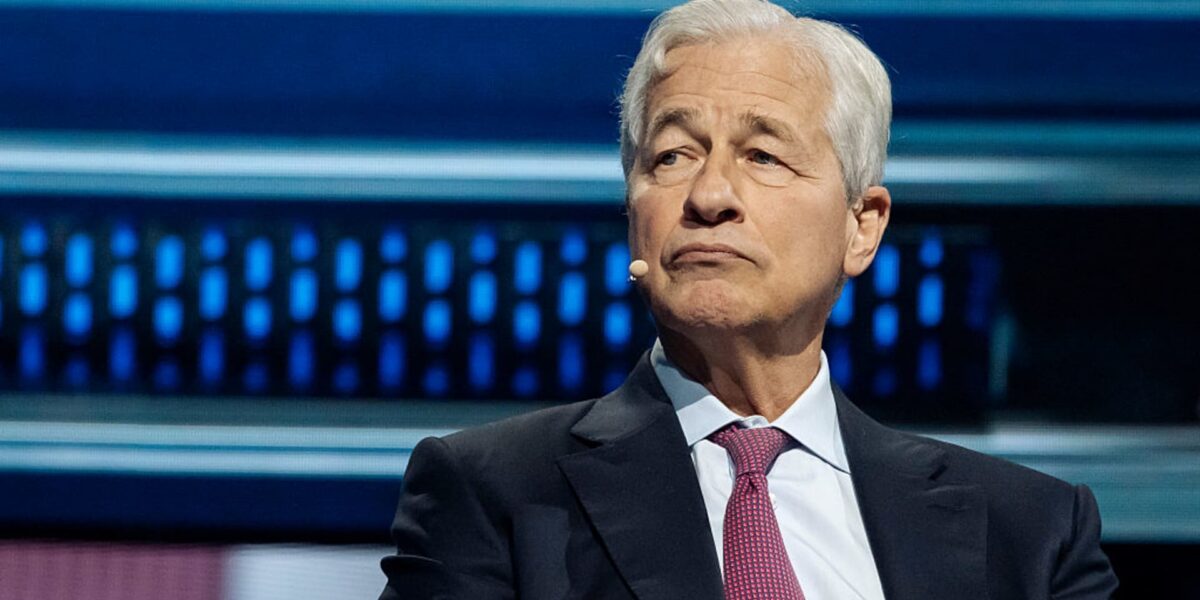 يكبح بنك جيه بي مورجان الإقراض لشركات الائتمان الة ويخفض أسعار قروض البرمجيات