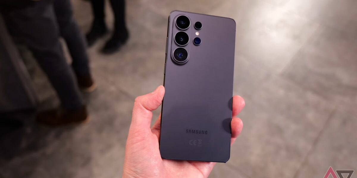 يكشف تسرب هاتف Galaxy S27 Ultra عن البطارية التي تبلغ سعتها 7000 مللي أمبير في الساعة والتي رفضتها سامسونج - صورة مميزة يكشف تسرب هاتف Galaxy S27 Ultra عن البطارية التي تبلغ سعتها 7000 مللي أمبير في الساعة والتي رفضتها سامسونج